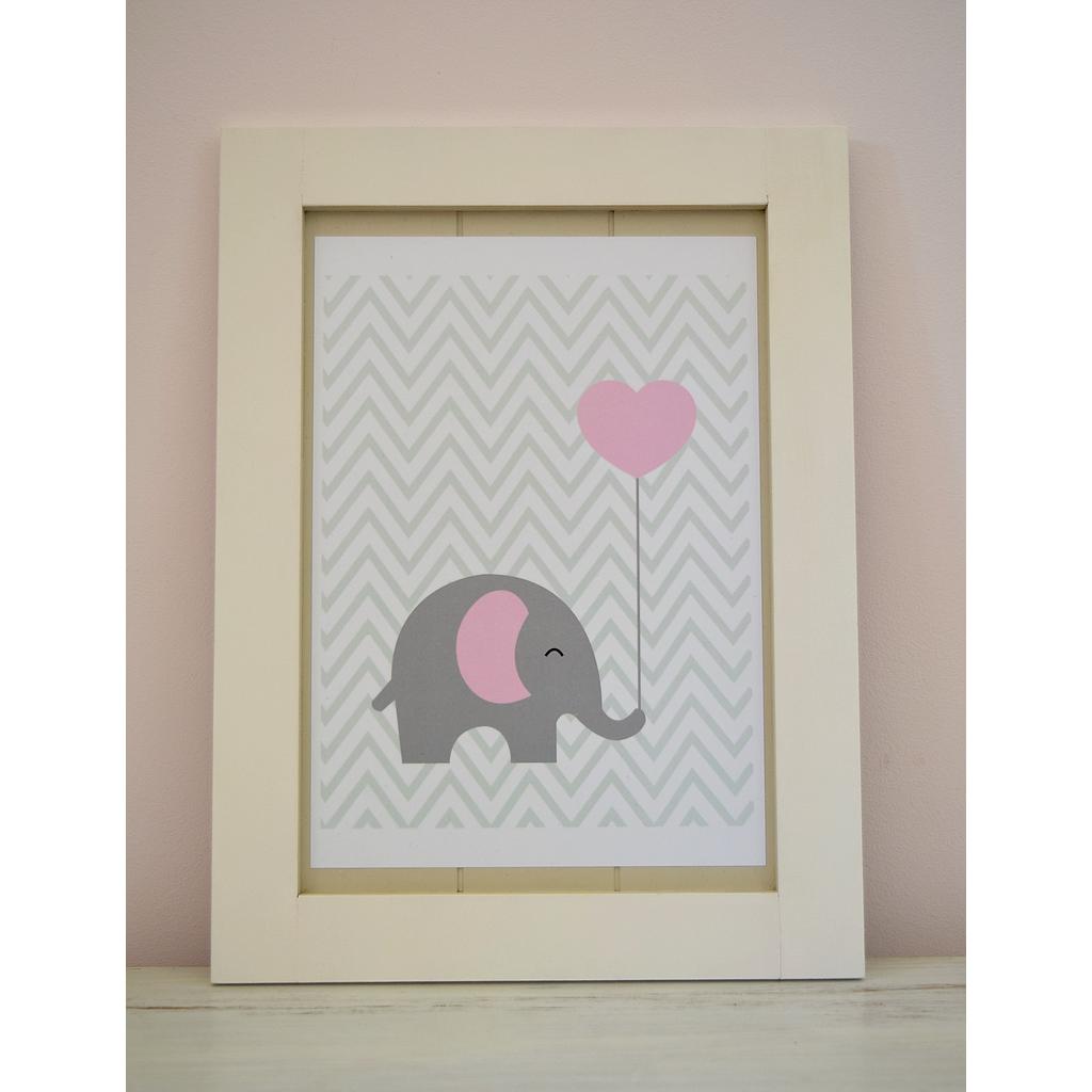 Elefante Rosa y gris con globo de corazón. 