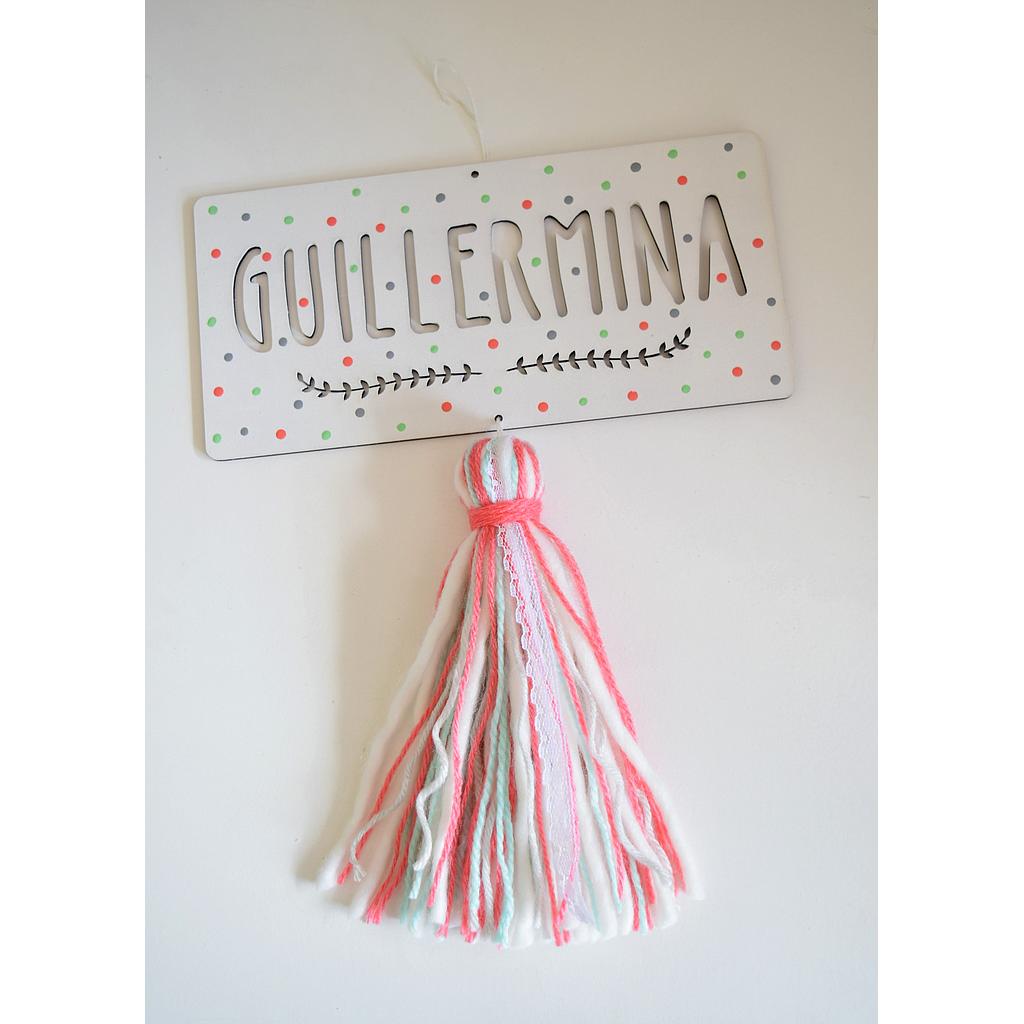 Cartel rectangular con hojitas en coral, verde, gris y blanco