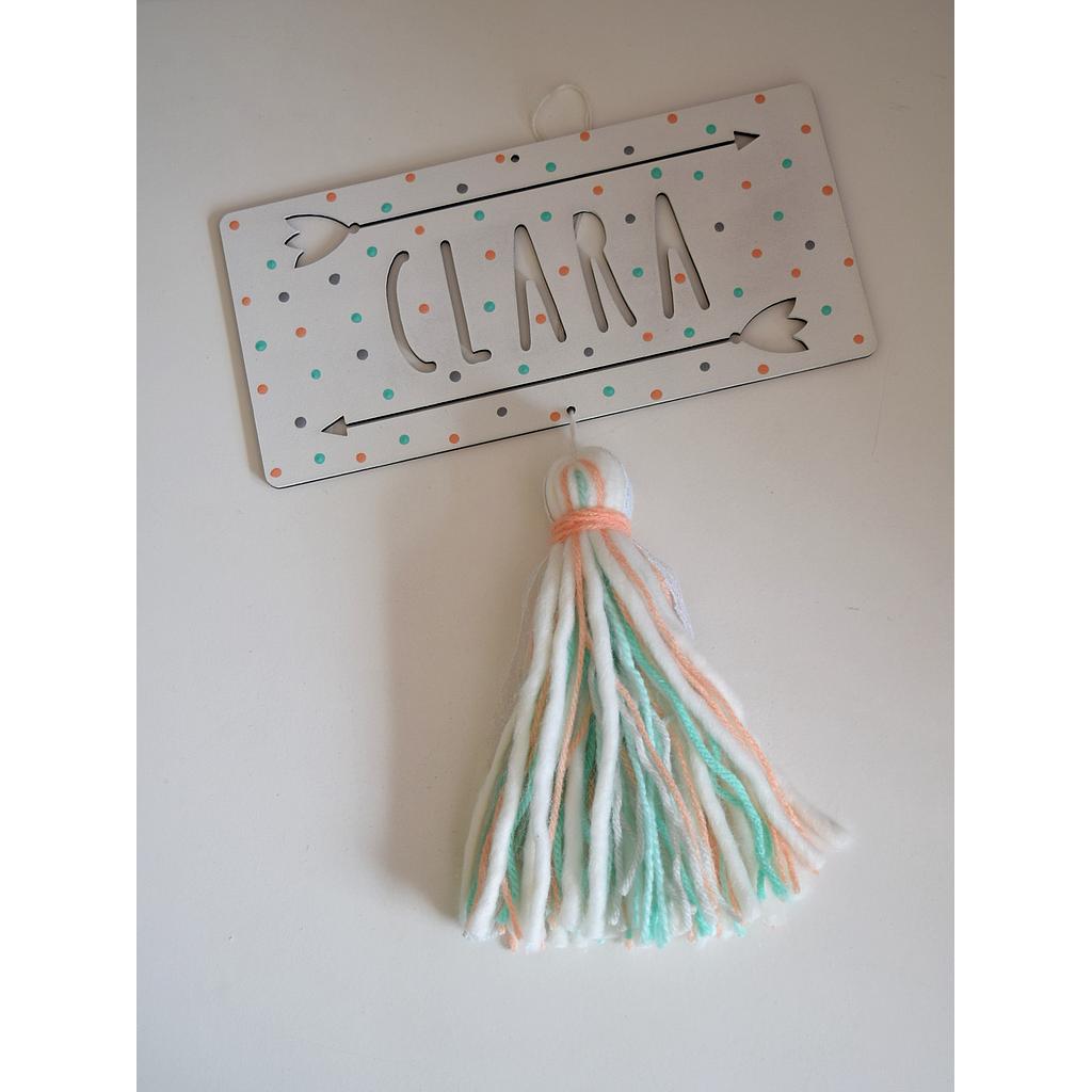 Cartel calado con flechas en verde, salmon, gris y blanco