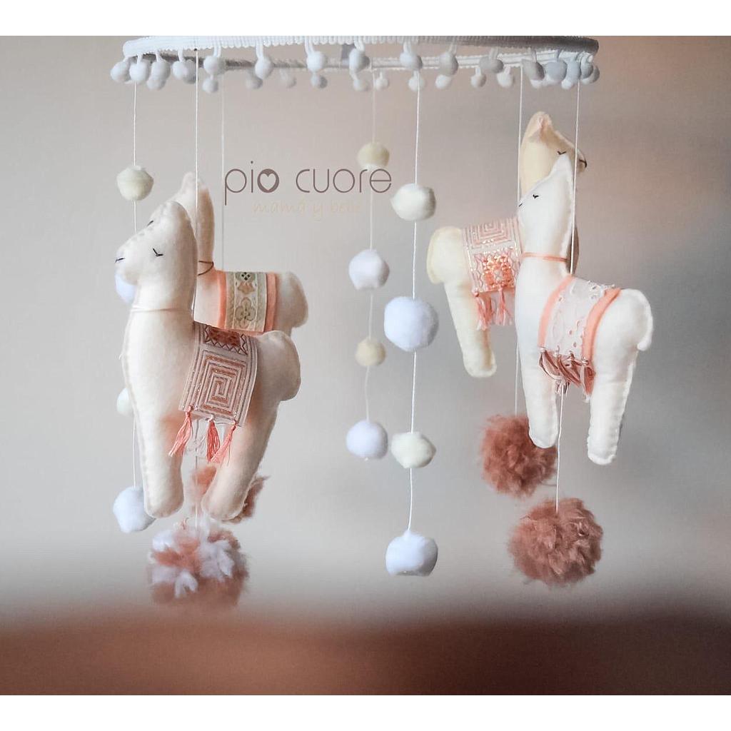 Móvil de llamas crudo
