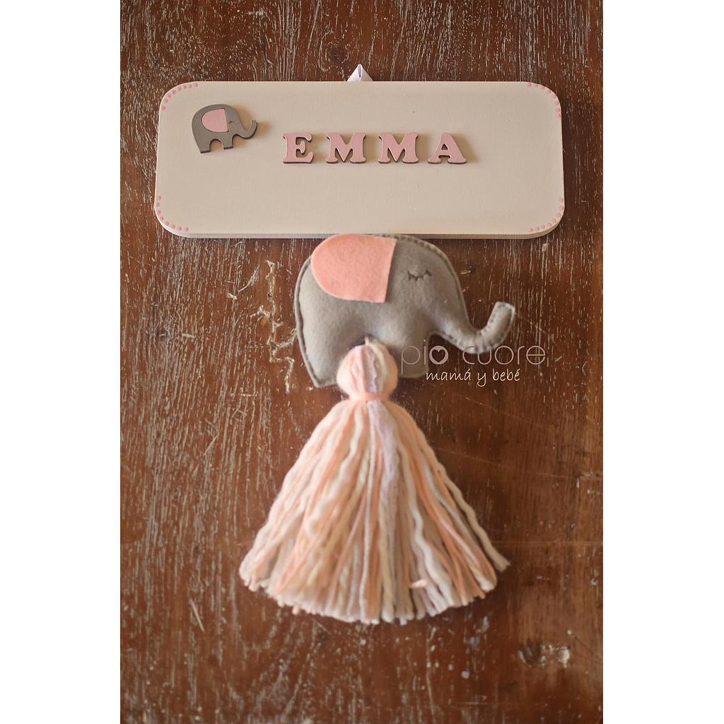 Cartel madera EMMA en rosa, gris y blanco con elefante