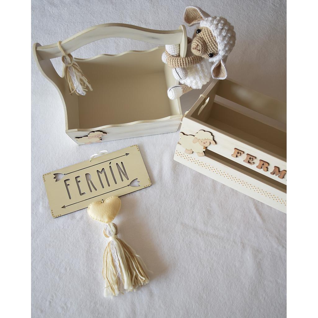 Conjunto de Canasta, Canasto, Sujeta cortina y Cartel de puerta en tematica oveja en beige, marfil y marron