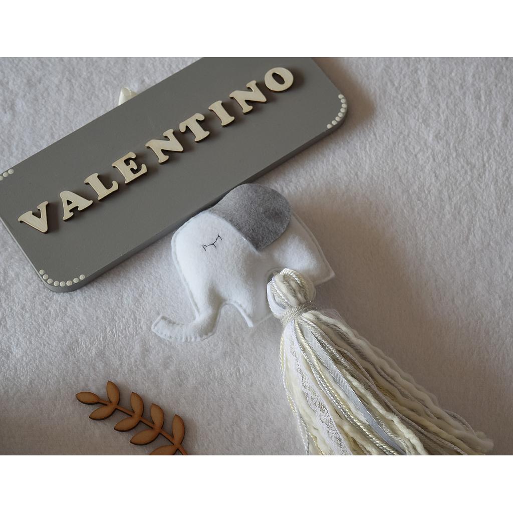 Cartel Valentino en gris y blanco