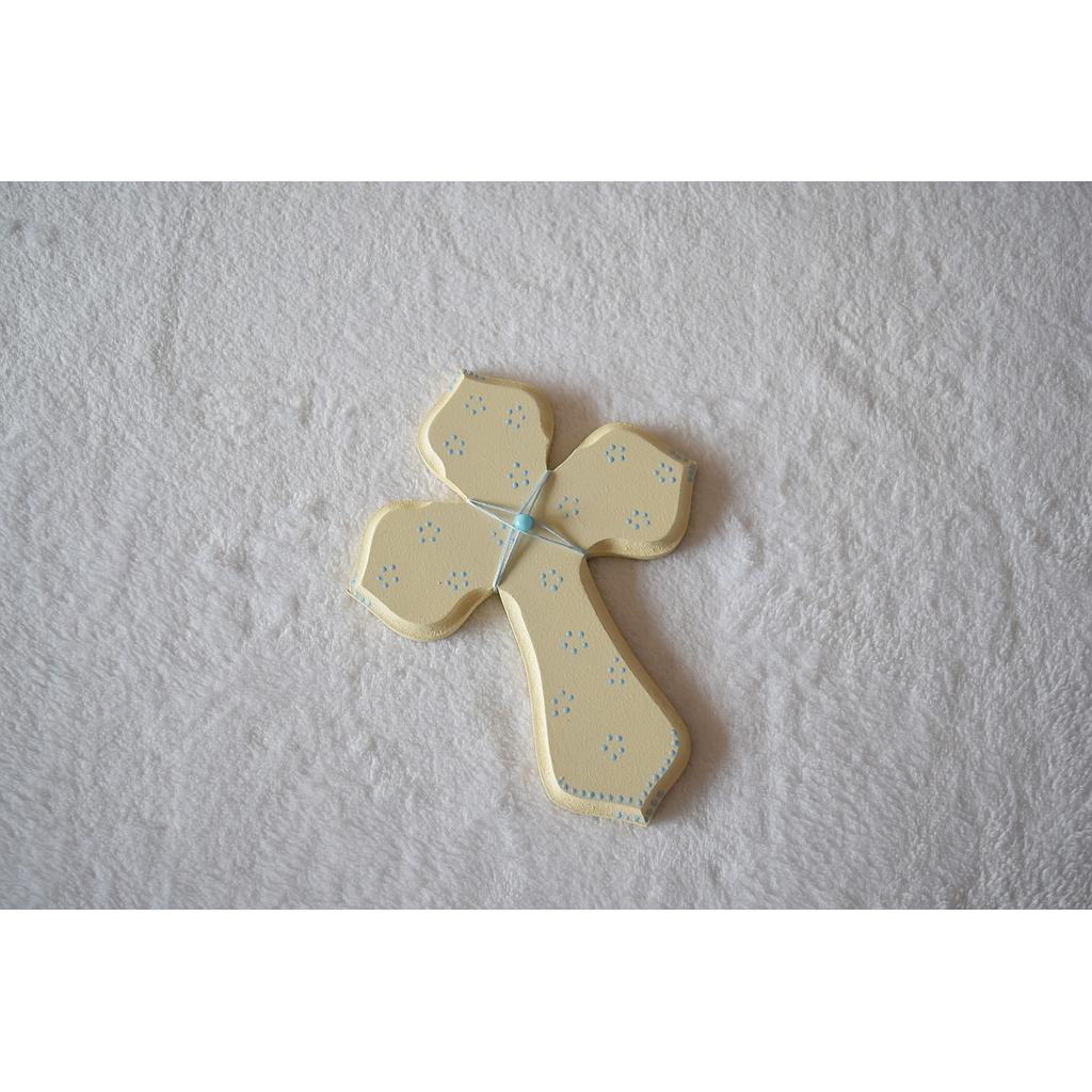 Cruz en marfil y celeste pastel con apliques