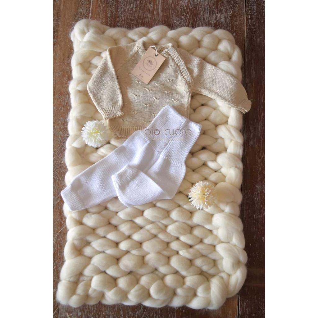 Conjunto de hilo de algodón. Buzón beige con espigas y babucha blanca