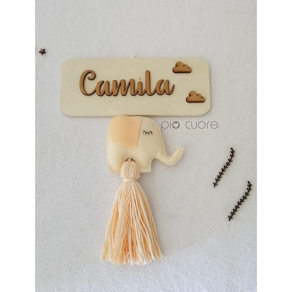 Cartel rectangular Camila con apliques de letras y de elefante en crudo y salmon