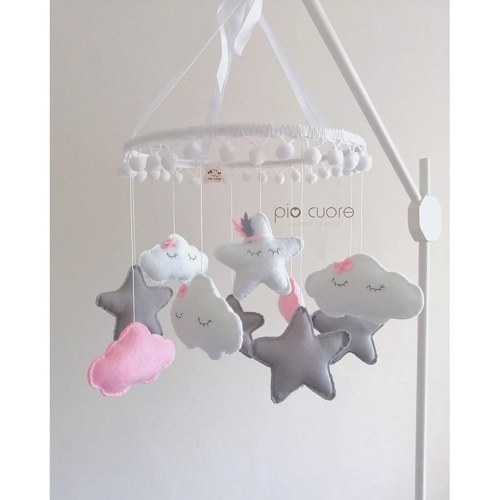 Móvil con estrellas, nubes en rosa, blanco y gris 