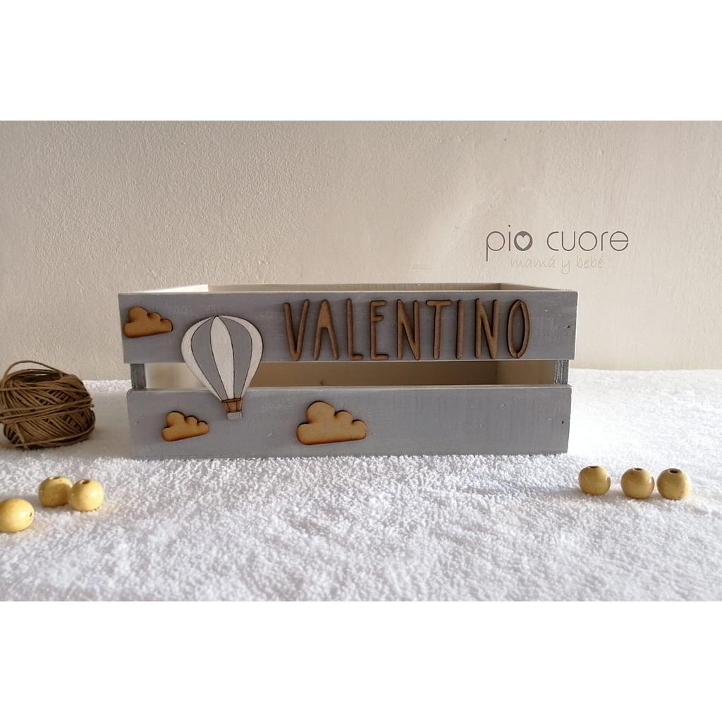 Canasto con apliques de globos y nubes en gris, blanco y madera 