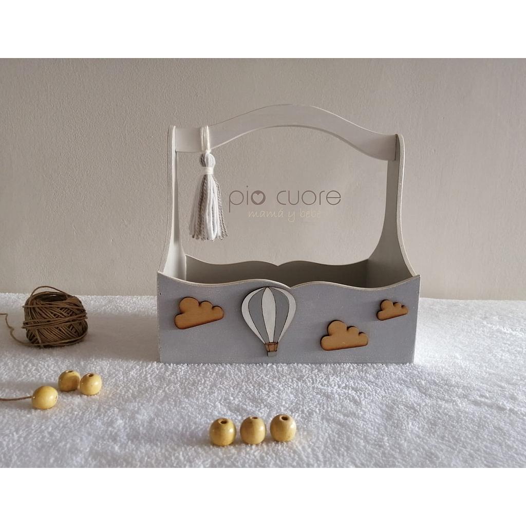 Canasta con motivos de globos y nubes en gris, blanco y madera