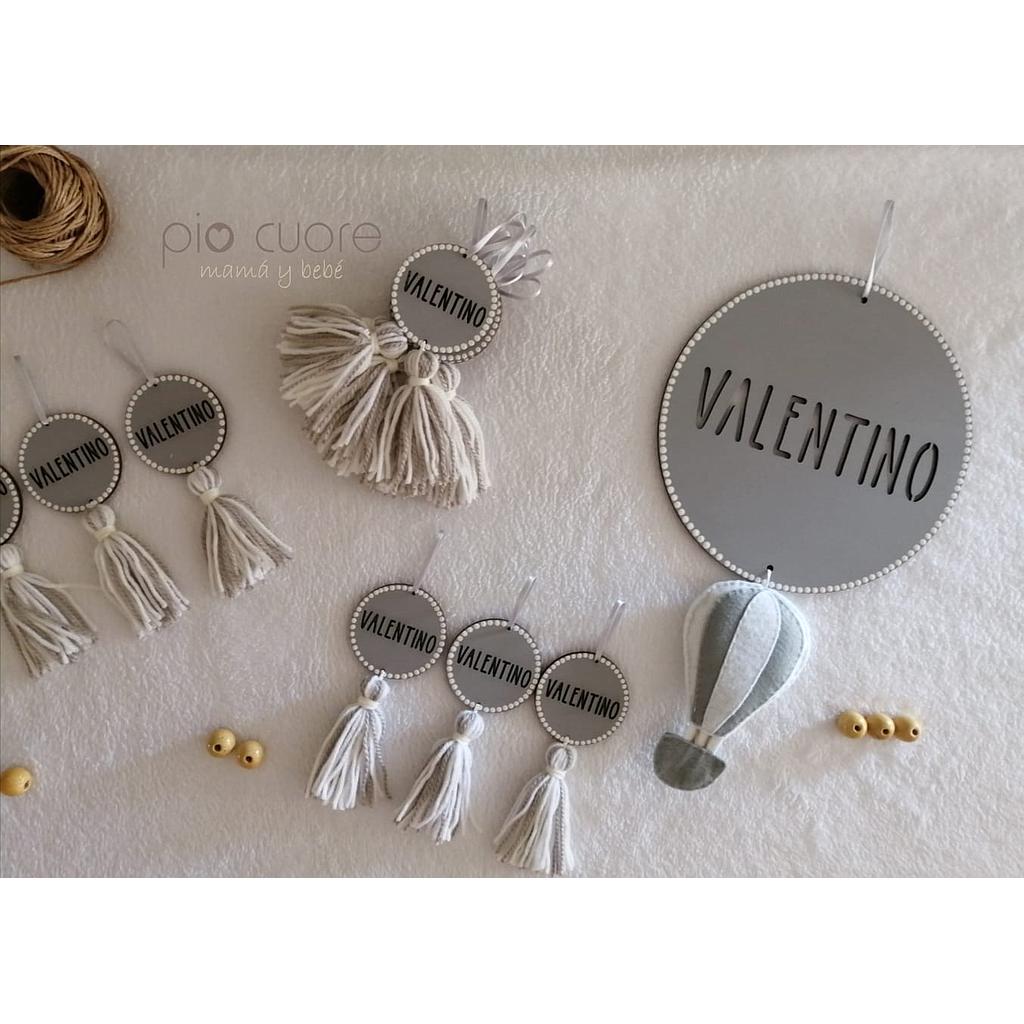 Set decorativo de Cartel y 15 Souvenirs en gris, blanco y marfil