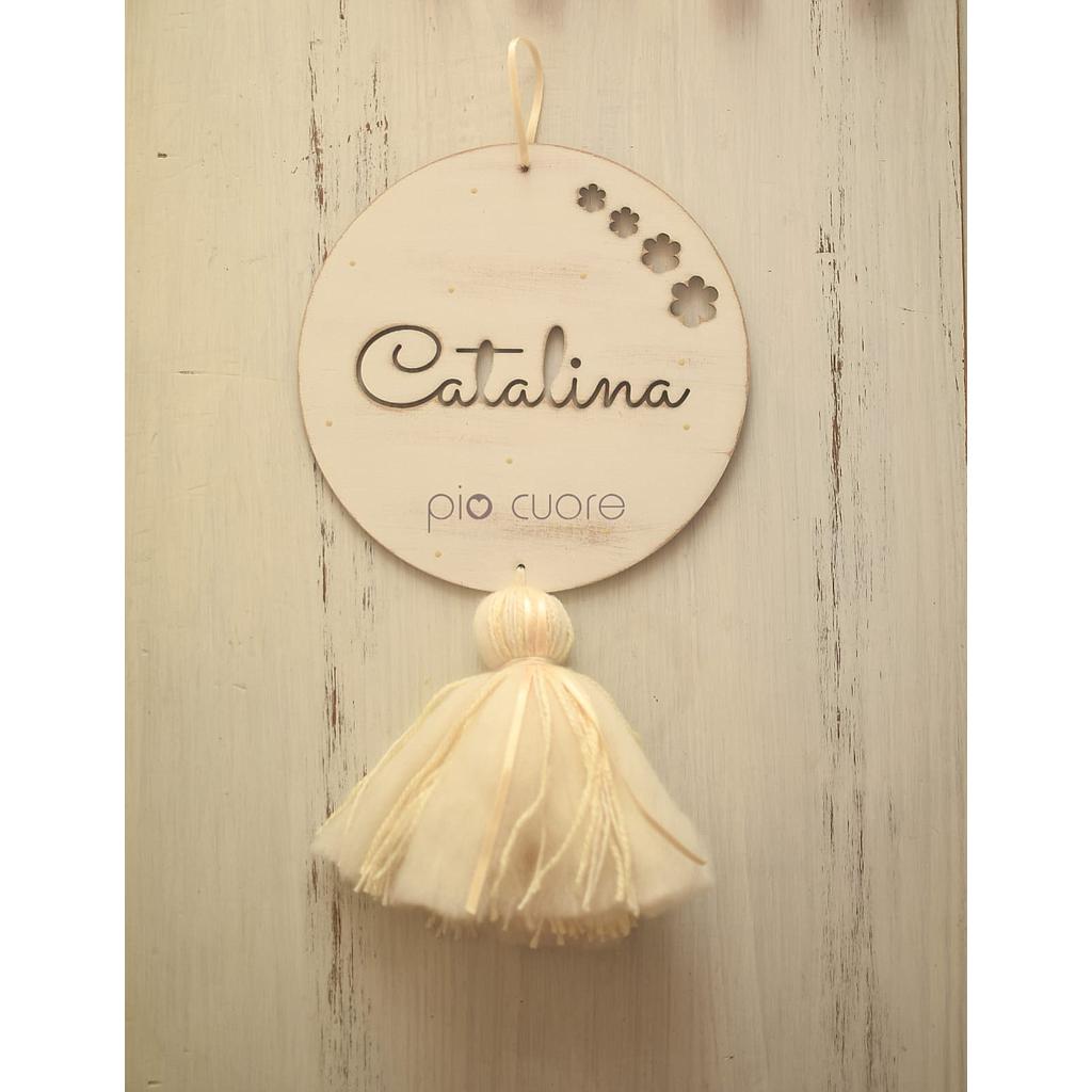 Cartel circular con nombre y flores caladas+ borla en lana merino