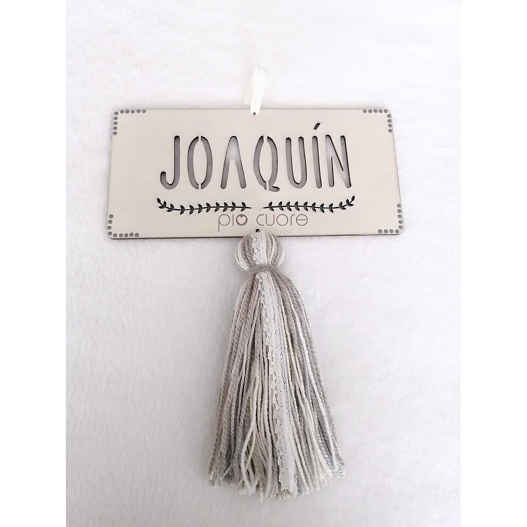 Cartel rectangular con hojitas caladas en gris y marfil 