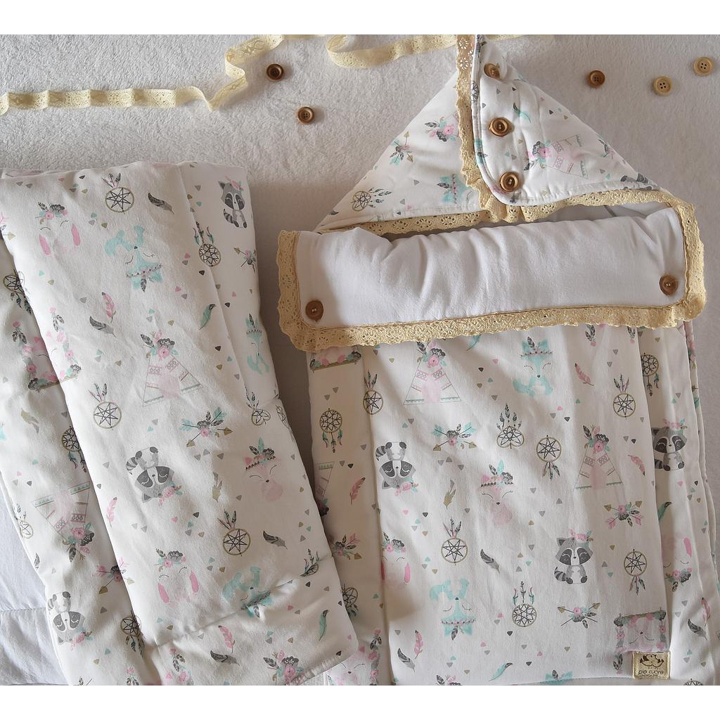 Set de Baby Nap y Acolchado con motivo de zorritas, carpitas en tonos rosa, blanco y verde agua