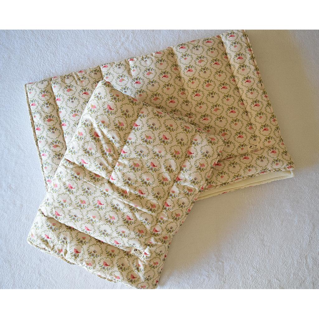 Acolchado colecho con pajaritos coral, verde y beige