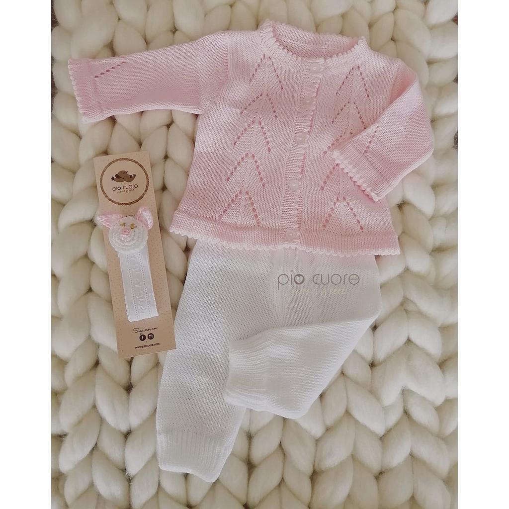 Conjunto saco rosa con espigas y babucha blanca en hilo de algodón.  Talle 3 meses