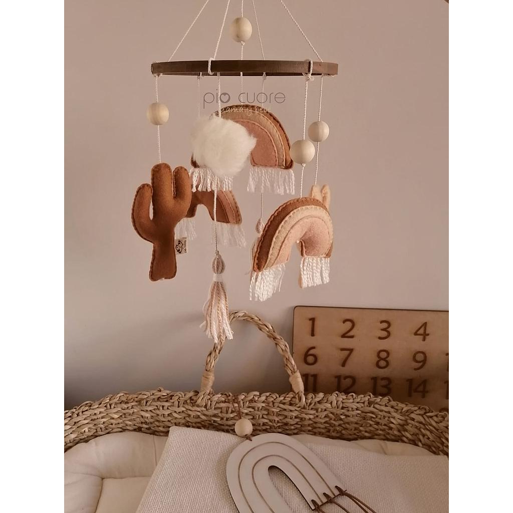 Móvil de arcoíris, cactus, pompones en merino y esferas de madera en colores tierra