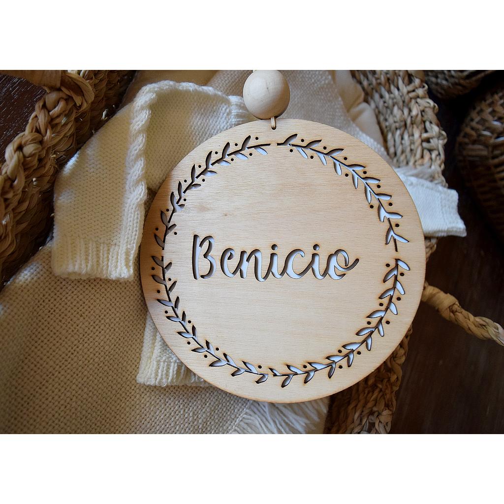 Cartel de puerta " BENICIO" con doble capa de madera. Tematica calada con corona de hojitas.