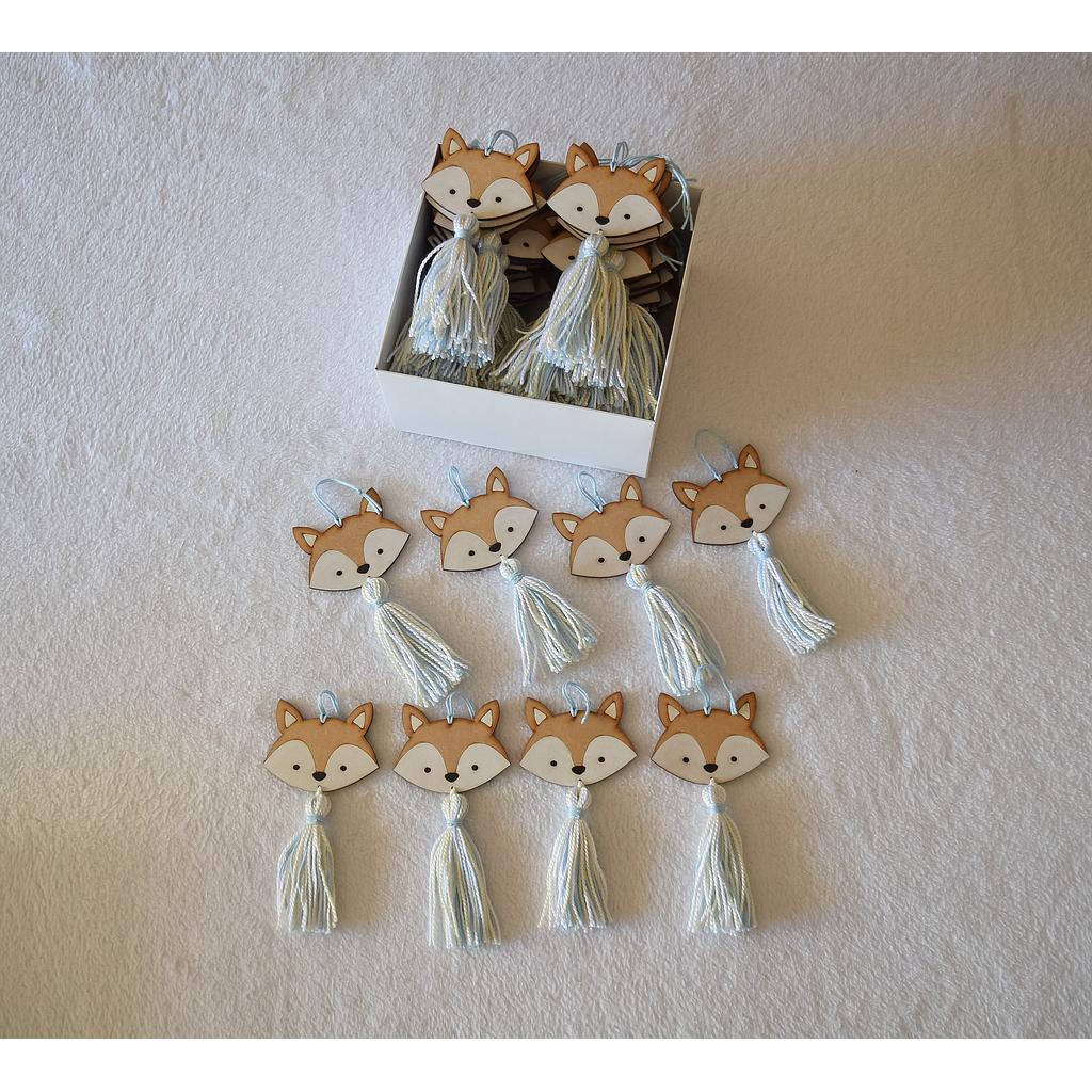 Souvenirs de zorrito pintado con borla en celeste pastel, blanco y marfil