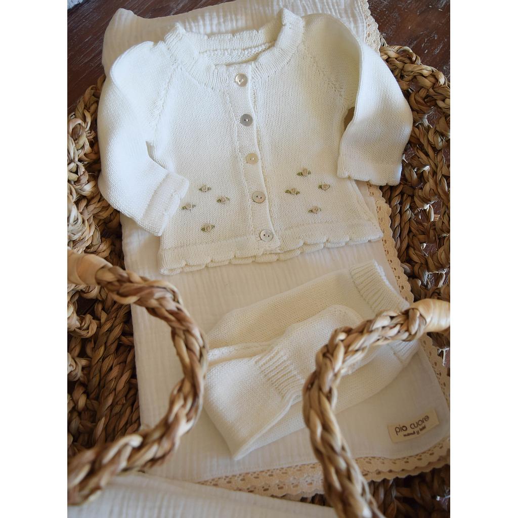 Conjunto en hilo de algodón marfil con bordados florcitas en beige. Talle RN
