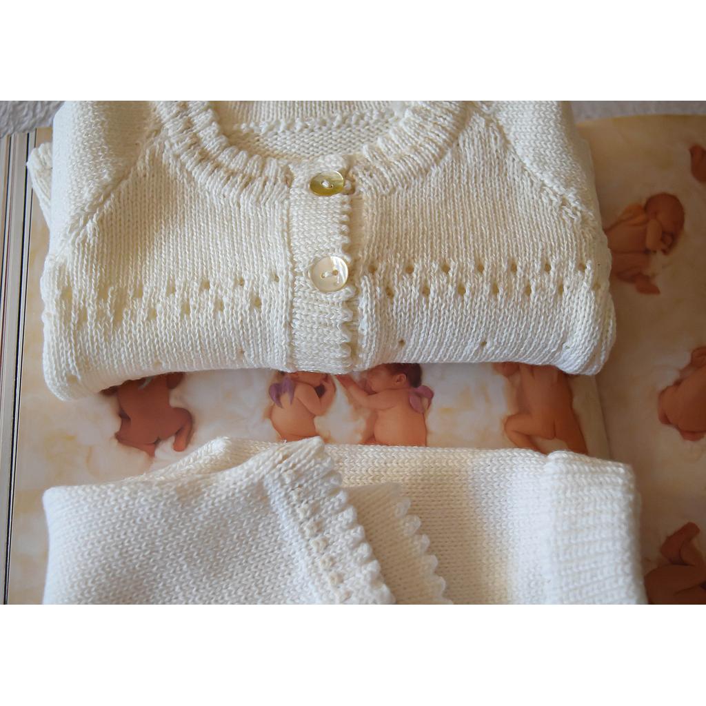 Conjunto saco y pantalón RN en hilo de algodón. Color beige y marfil con terminación en piquitos