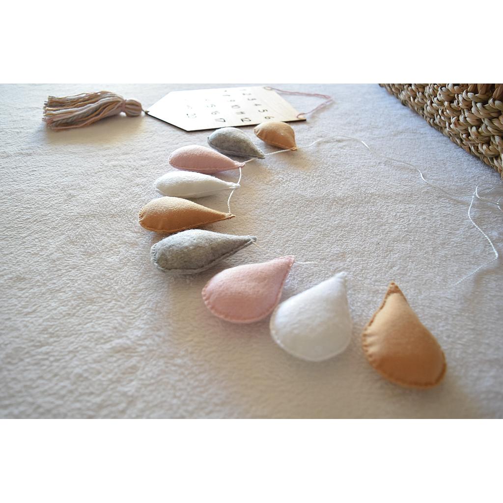 Guirnalda de gotas en rosa, blanco, gris y camel