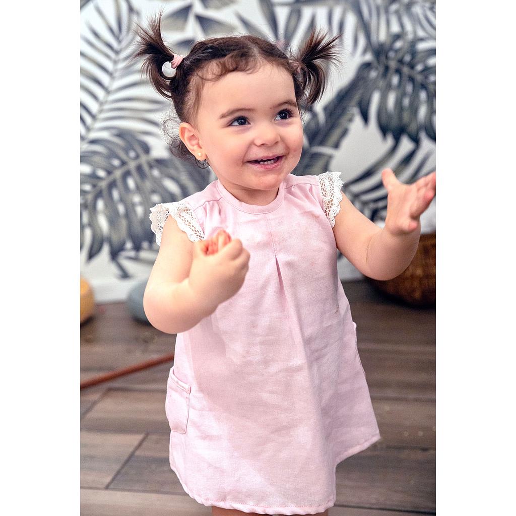 Vestido en lino rosa, con detalles en puntilla blanca de algodón,  forro y botones de nácar. Talle 12 a 18 meses