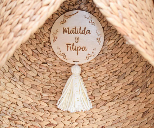 Cartel para puerta con dos nombres. Grabado de Flores y nombres en marfil y blanco