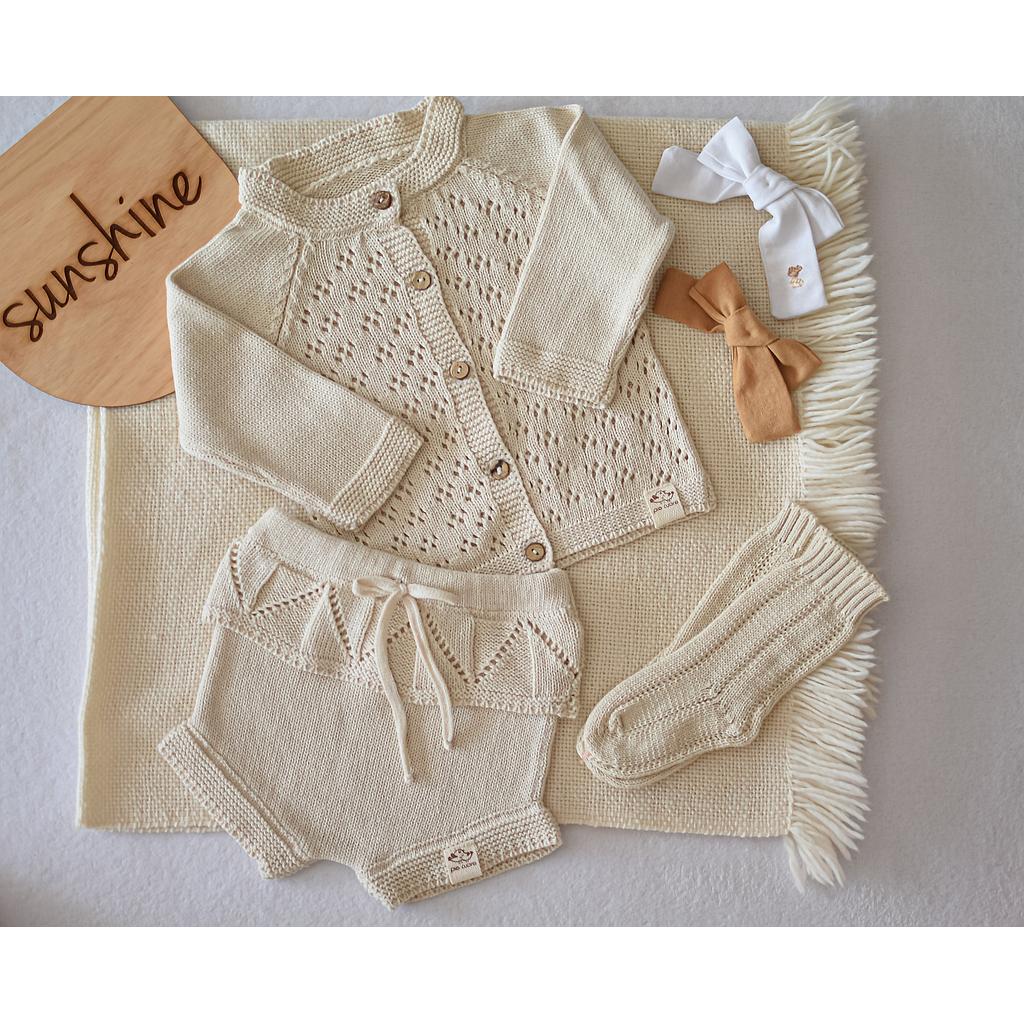 Conjunto " CAPRI" en hilo de algodón de saco con agujeritos y pañalero con volados color arena.  Talle 12 a 18 meses