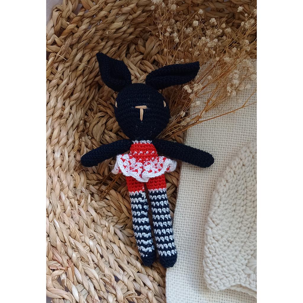 Bailarina en crochet en color azul marino, rojo y blanco