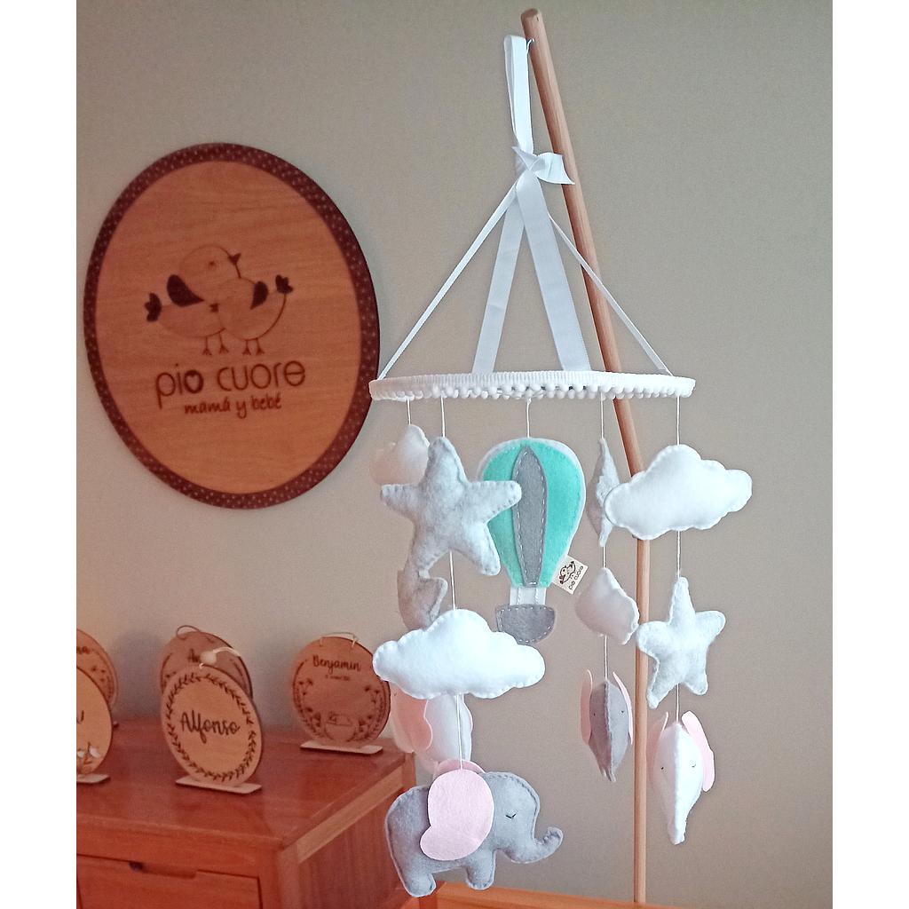 Móvil de elefantes, globo aerostático, nubes, estrellas en tonos: verde agua, rosa pastel, blanco y gris