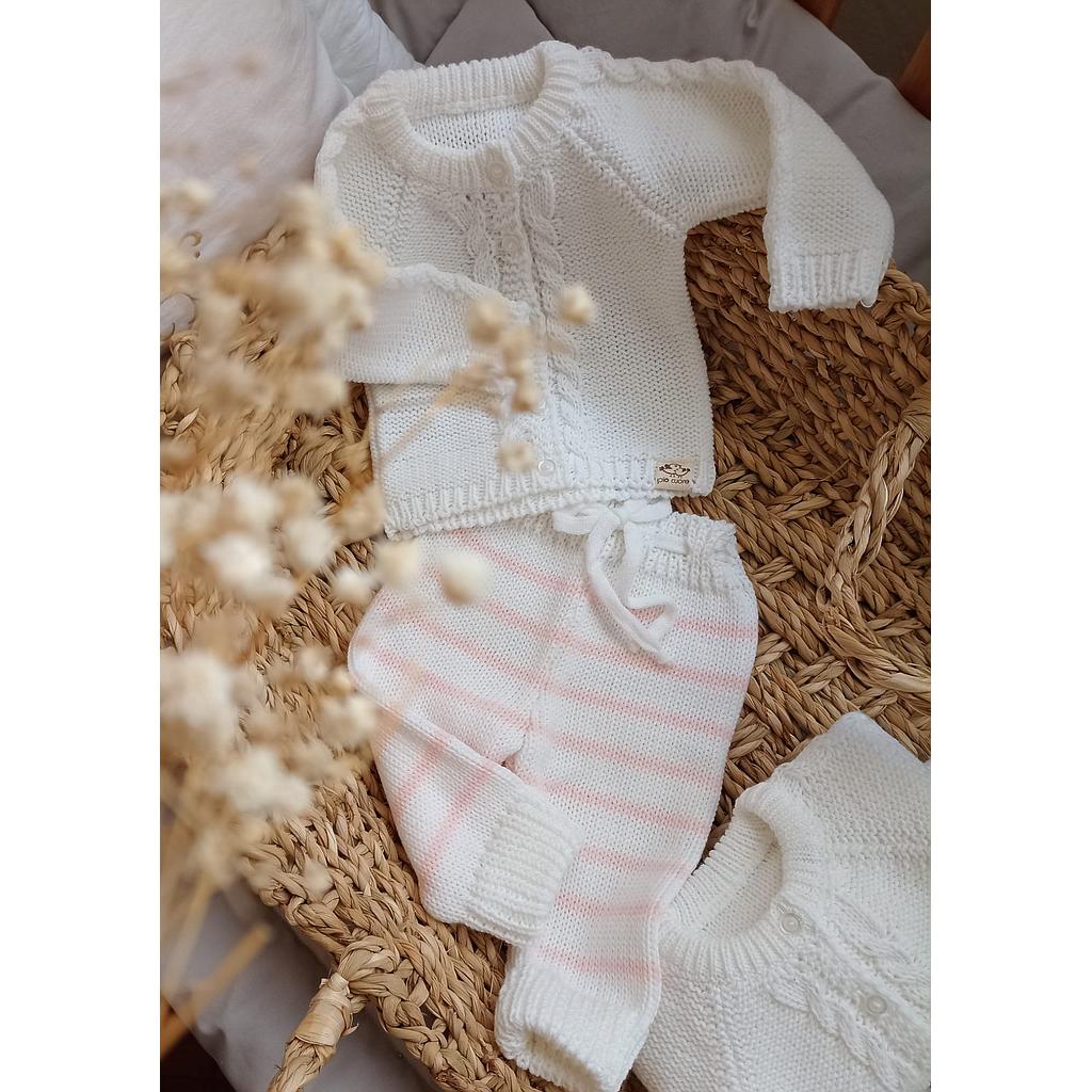 Conjunto primera muda en dralon. Saco blanco y babucha blanca con rayitas rosa pastel