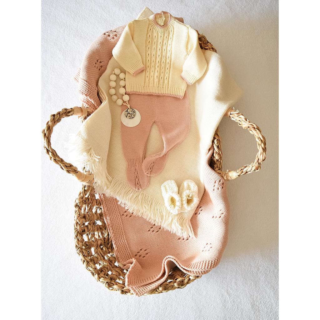 Conjunto en dralon de Recién nacido ochitos. Bata color crema con detalles en rosa viejo. Pelele rosa viejo.