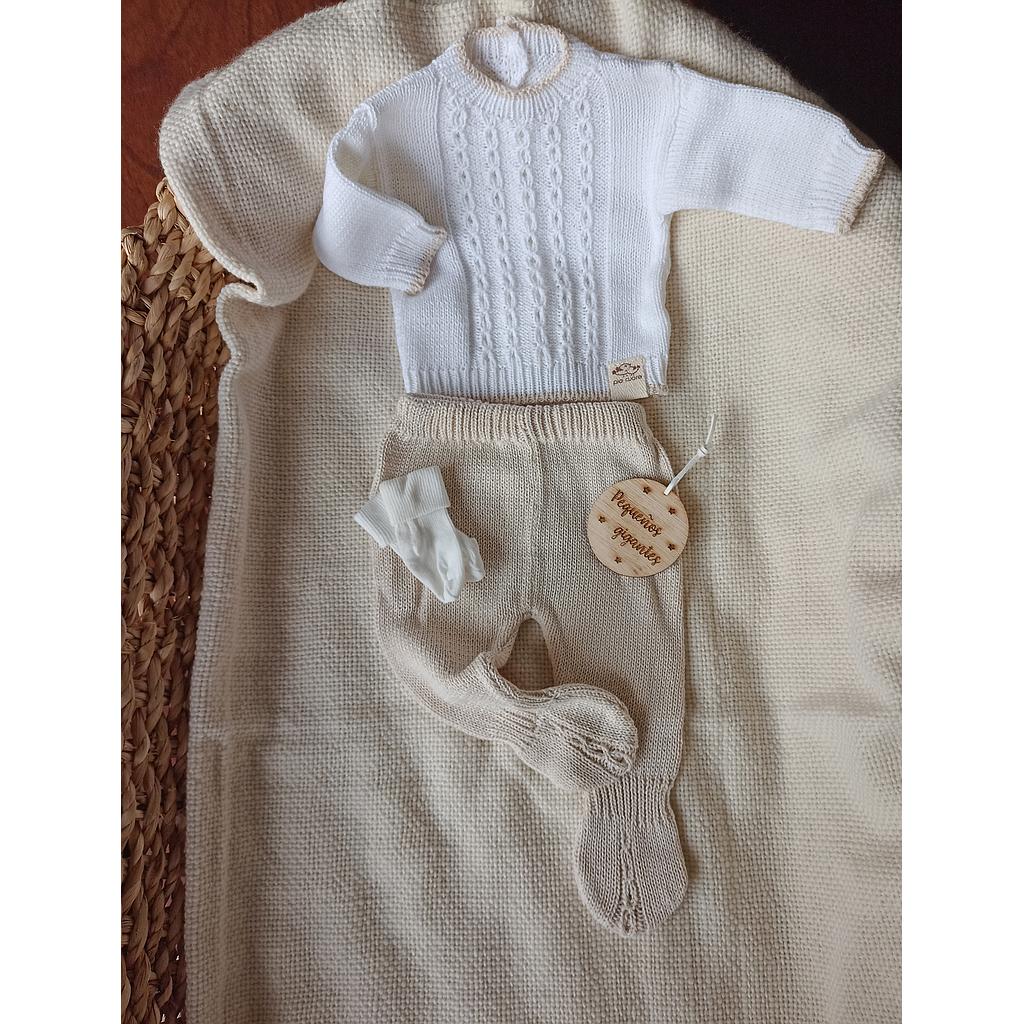 Conjunto bajo peso en hilo de algodón. Bata blanca con bordes en beige y pelele beige. 