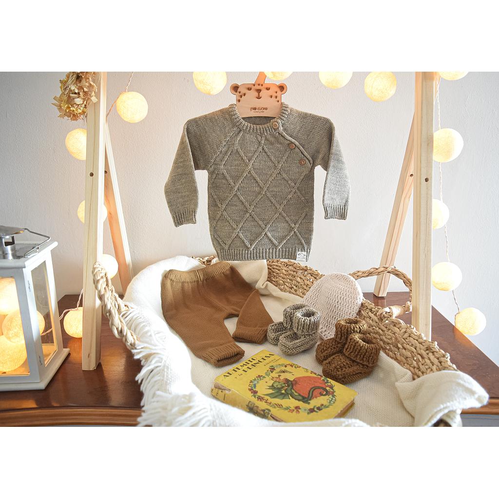 Conjunto de buzo en rombos con botones de madera a su costado y babucha ancha en tonos melange y chocolate. Talle 3 a  6 meses