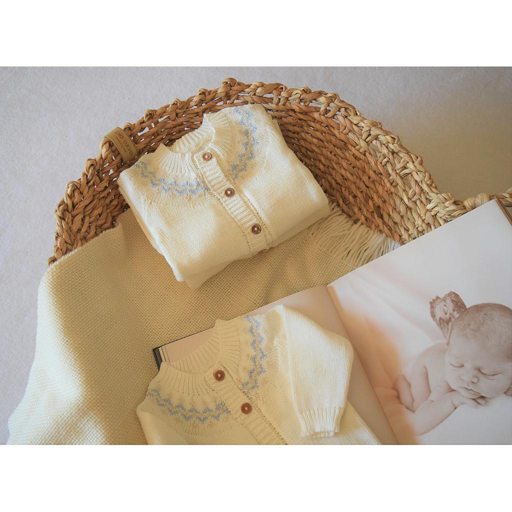 Conjunto en hilo de algodón . Diseño Bariloche. Color marfil con detalles en celeste y tostado