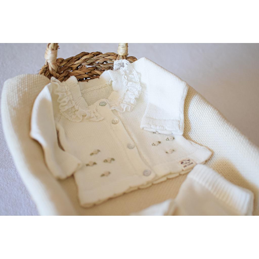 Conjunto de saco y pelele con bordados de flores beige y aplique de puntilla de algodón. Talle RN