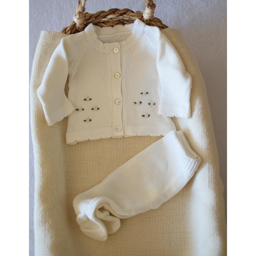 Conjunto en hilo de algodón. Saco y pelele con bordados de flores en beige y hojas en verde inglés. Talle RN