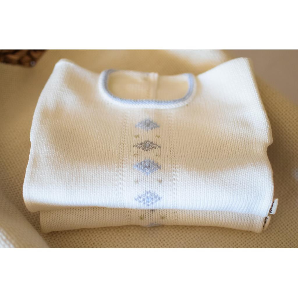 Conjunto MILANO en dralon. Bata marfil con detalles en celeste y gris y pelele celeste. Talle 1