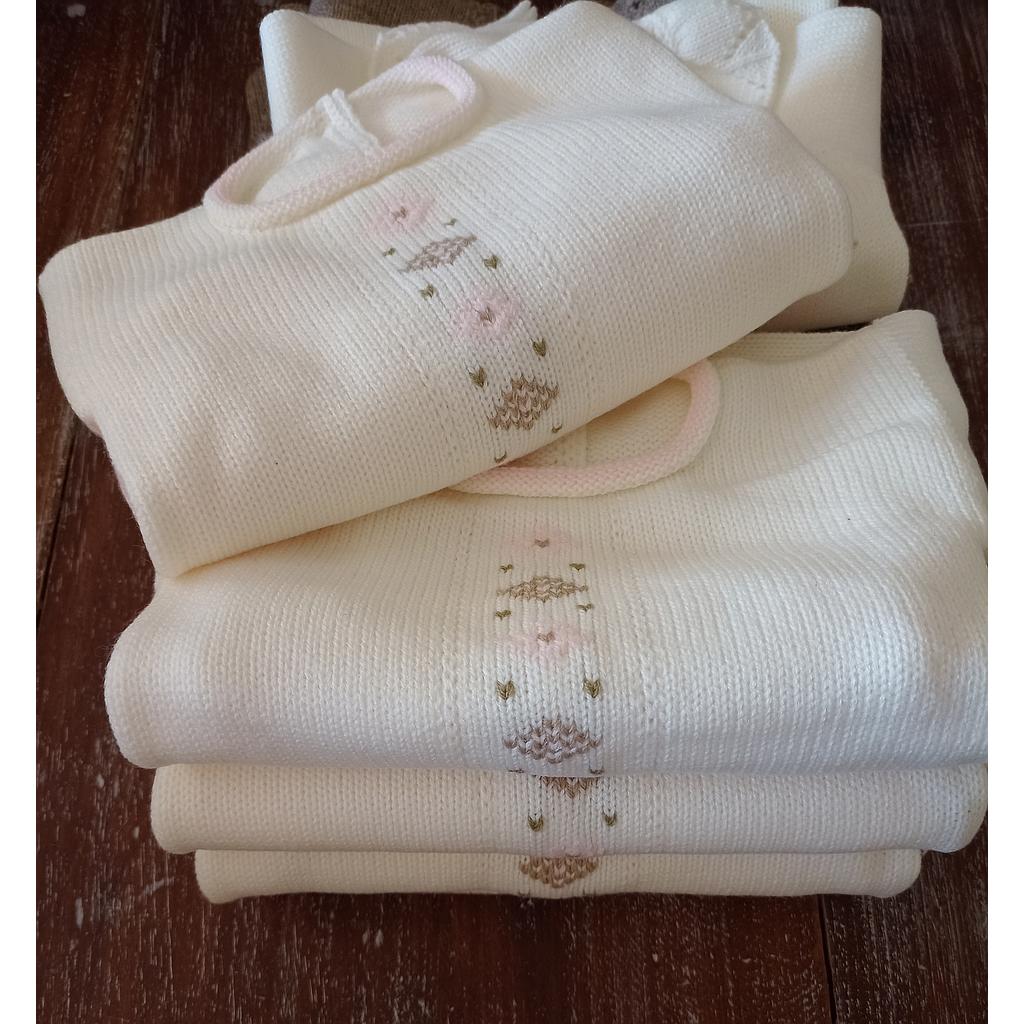 Conjunto MILANO en dralon. Bata marfil con detalles en rosa y visón. Pelele rosa. Talle 1