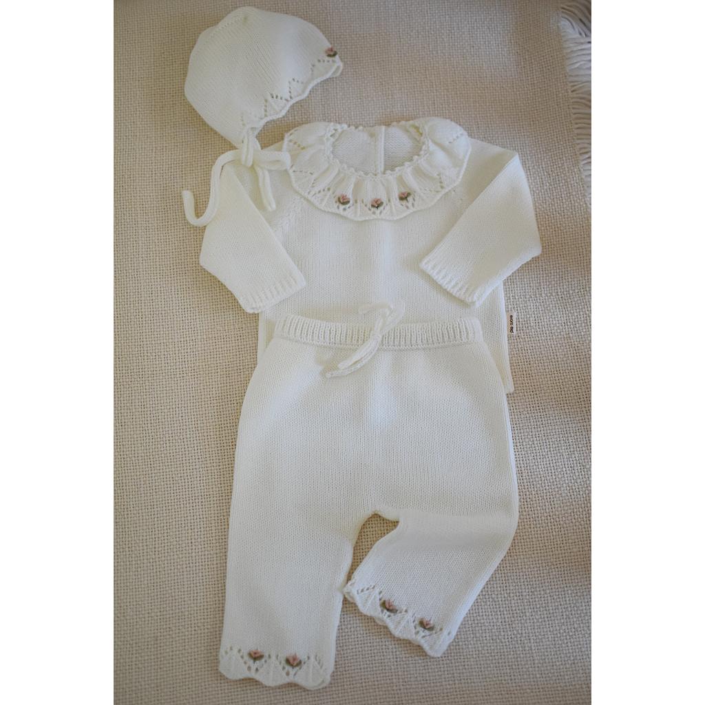 Conjunto FIRENZE en dralon,  bata y pantalón base marfil, con bordados y terminaciones a mano. Capota bordada