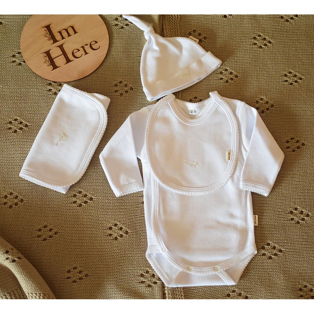 Conjunto de bodie cruzado, pelele, babero y gorro. Color blanco con bordado en marfil 