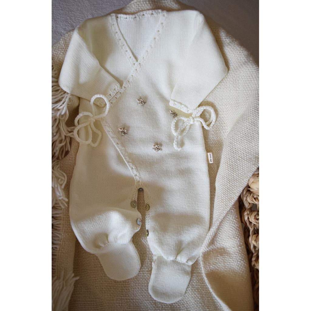 Entero ALBA en dralon color marfil con bordados a mano colortierra. Talle 0 a 3 meses. 