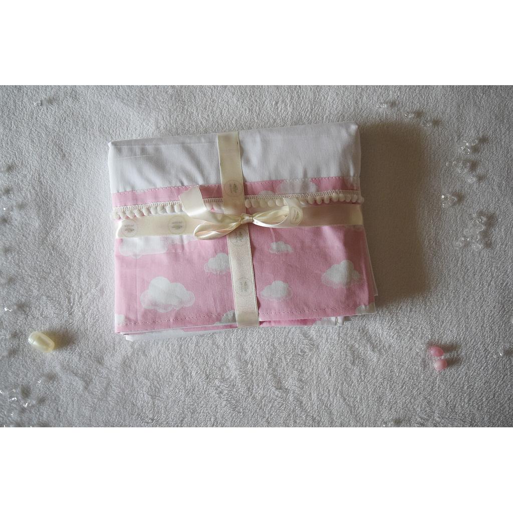 Sabanas de cuna funcional con nubes rosas y blancas