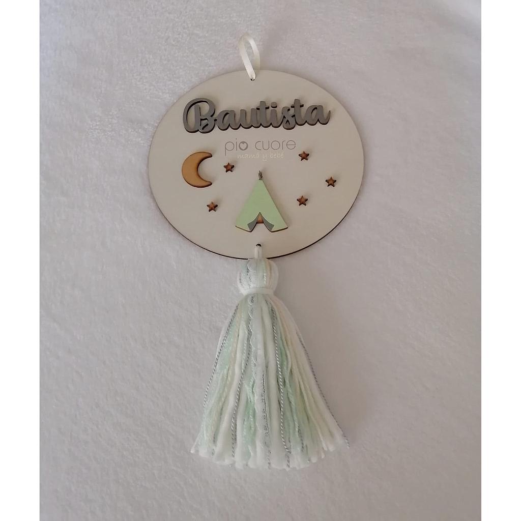 Cartel circular con aplique de carpa, nombre, luna, estrellas y borla en tonos verde agua, marfil y gris