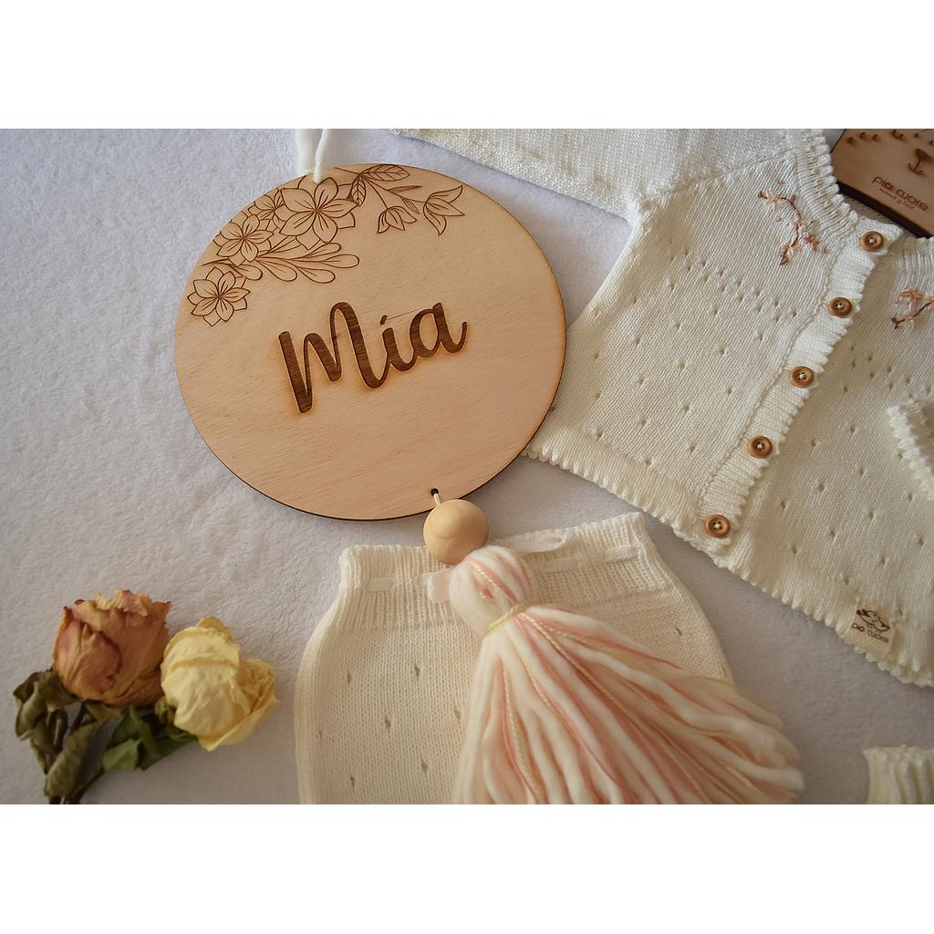 Cartel Mía con grabado de flores. Aplique de madera y borla marfil y rosa