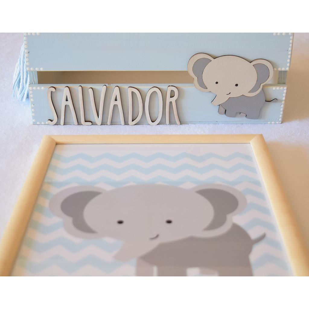 Canasto con nombre y aplique elefante. En celeste pastel, gris y blanco