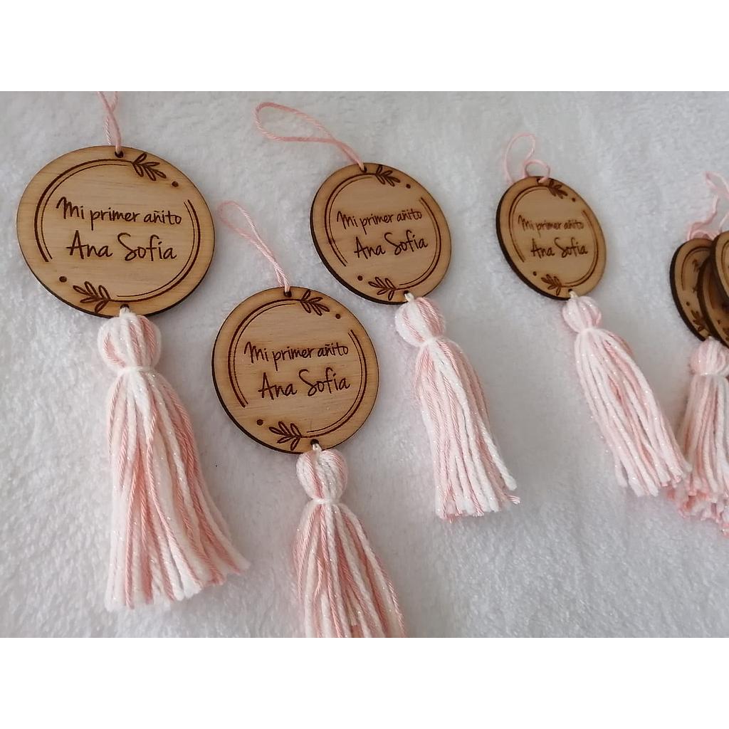 Souvenirs Primer año grabados con borla en marfil y rosa viejo