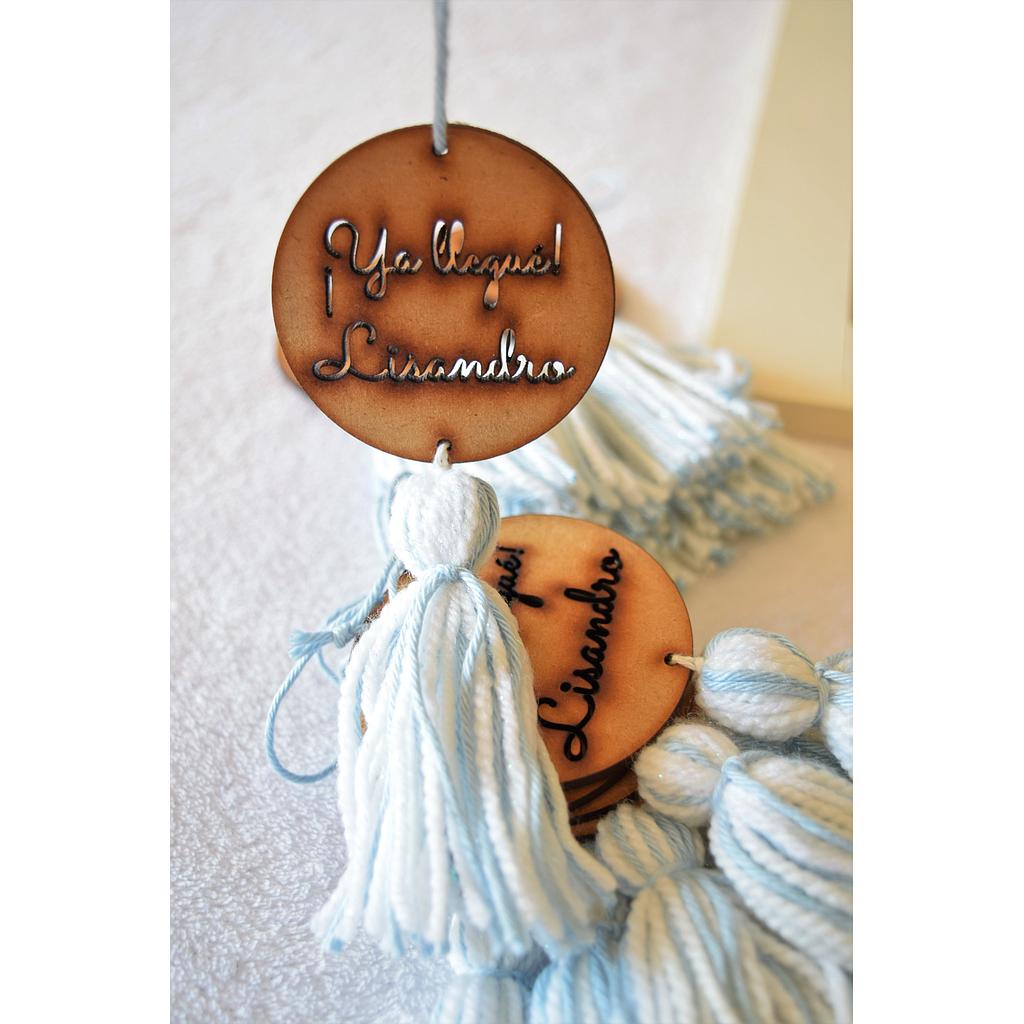 Souvenir circular madera con borla en marfil, blanco y celeste pastel