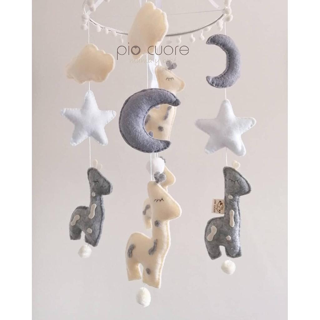 Móvil de jirafas, estrellas, lunas y nubes en gris y marfil