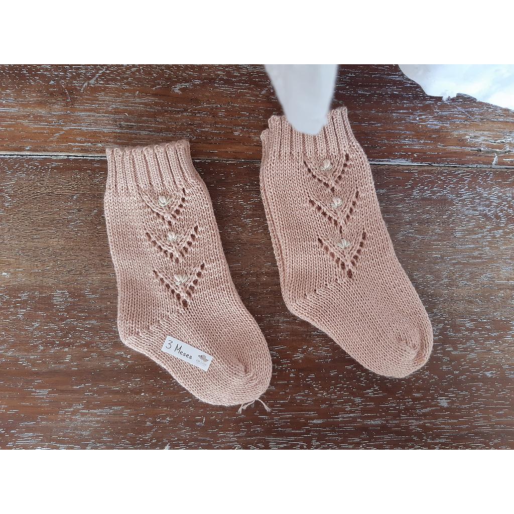 Medias en hilo de algodón bordadas con espigas. Talle 3 meses